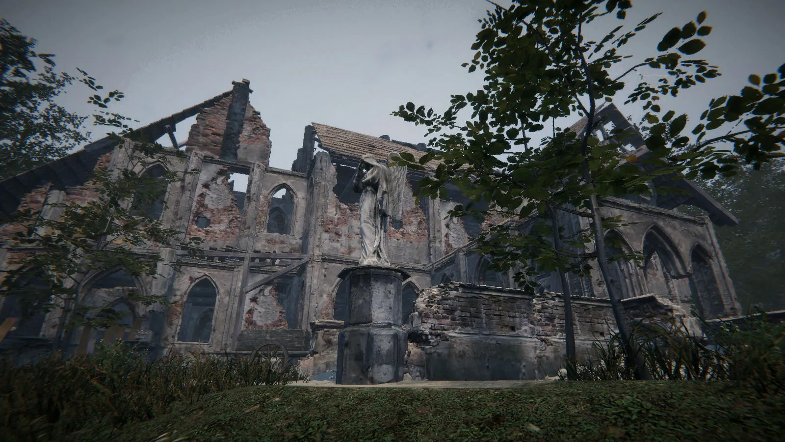 La iglesia en ruinas entre los árboles